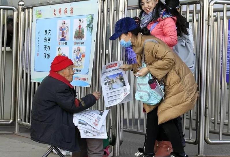 92岁“卖报奶奶”仍在石家庄站东广场卖报，路过买份报纸吧！