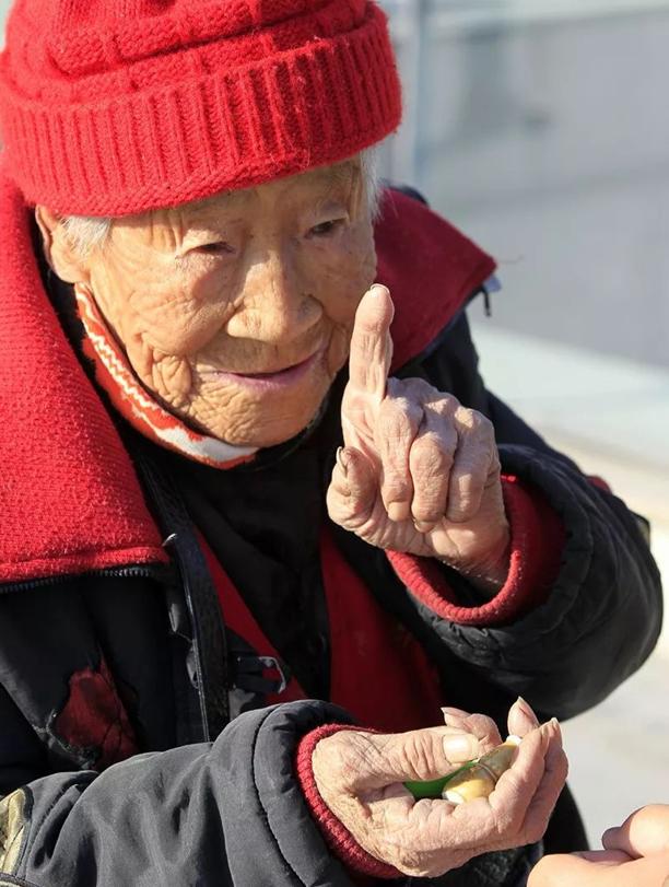 92岁“卖报奶奶”仍在石家庄站东广场卖报，路过买份报纸吧！